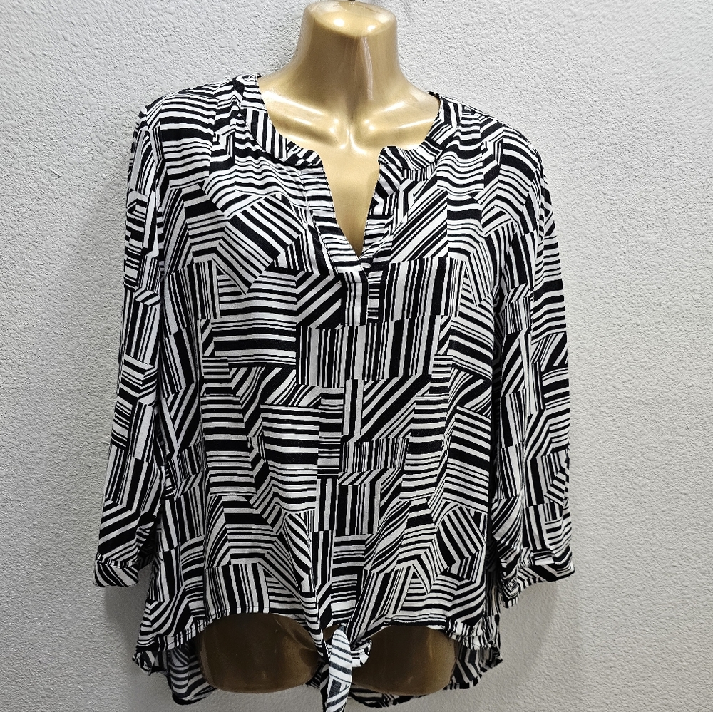 Chicos Black White Abstract v-neck tie waist top size 2